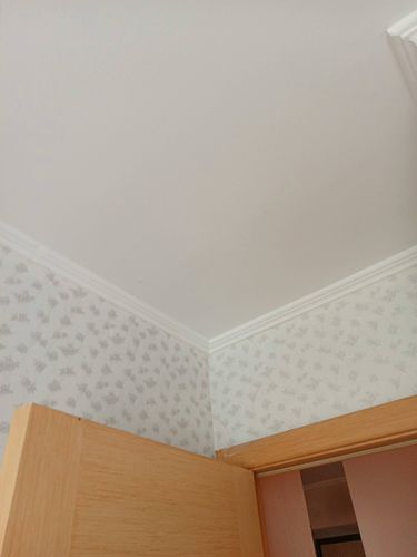 Сняты старые покрытия со стен, очищены поверхности, подготовлены к дальнейшей отделке. Углы и стыки обработаны, остатки удалены, пространство готово к новым материалам.