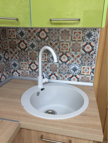 Выполнена точная подгонка и установка кухонных панелей. Обновлены поверхности, добавлены яркие элементы. Завершено оформление с учётом стиля и функциональности.