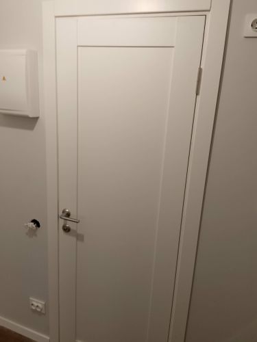 Установка дверного наличника