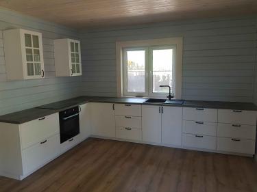 Установлены шкафы, закреплены фасады, смонтирована столешница, врезана мойка, подключен смеситель, установлена варочная панель, закреплены ручки, отрегулированы дверцы.