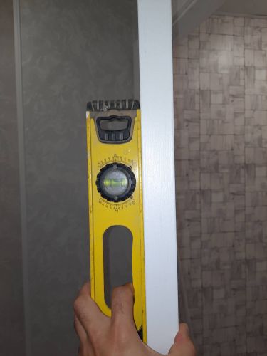 Установлена створка, проверена вертикальность уровнем, закреплены петли, отрегулирована фурнитура, обеспечено плавное открытие и закрытие, завершены отделочные работы.