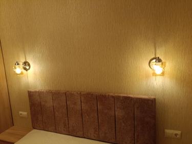 Установлены новые светодиодные лампы в настенные светильники, обеспечивающие теплое освещение в спальне. Энергосберегающие источники света заменили предыдущие, улучшив атмосферу комнаты.