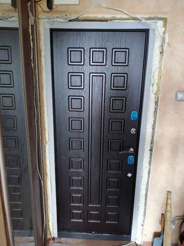 Установлена металлическая дверь, закреплена в проеме, обработаны швы монтажной пеной для герметизации, проверена функциональность замков и петель, обеспечена надежная изоляция.