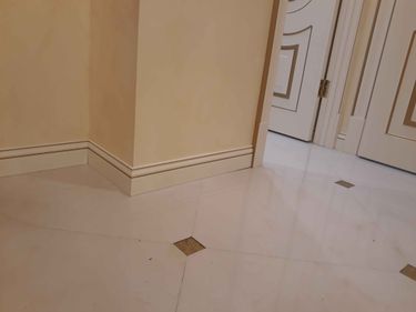 Установлен скрытый плинтус, гармонично вписывающийся в интерьер. Аккуратная подгонка к стенам и полу, обеспечивающая эстетичный вид. Завершён монтаж, создающий завершённый облик помещения.