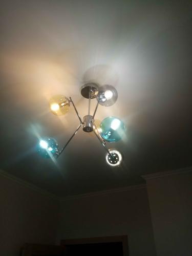 Закреплено осветительное устройство на натяжной поверхности, подключены провода, проверена работа. Установлено надежно, светильник функционирует корректно, обеспечивая равномерное освещение.