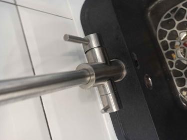 Проведена замена поврежденного участка, устранены протечки, установлены новые фитинги, обеспечена герметичность соединений, восстановлена функциональность системы, проверена работоспособность.