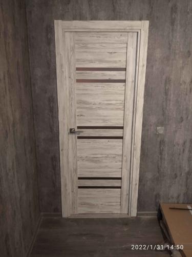 Установлен порожек между комнатами, обеспечивая плавный переход между напольными покрытиями. Работа выполнена аккуратно, с учетом уровня пола и цветовой гармонии с дверью и стенами.