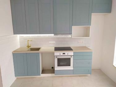 Установлено новое электроустройство на кухне. Проведены работы по монтажу, подключению и проверке функциональности. Розетка закреплена на стене, обеспечивая безопасное использование.