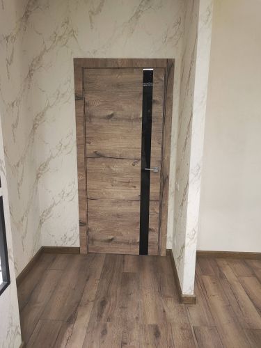 Выполнена установка замка в деревянную дверь: произведено точное сверление, врезка механизма, закрепление ручки и проверка функционирования. Работа завершена аккуратно и профессионально.