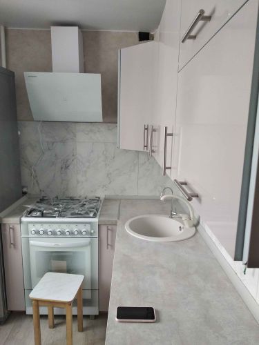 Готовая рабочая поверхность установлена на кухне, вырезаны отверстия для плиты и мойки, обеспечена точная подгонка под шкафы и стены, завершена установка.