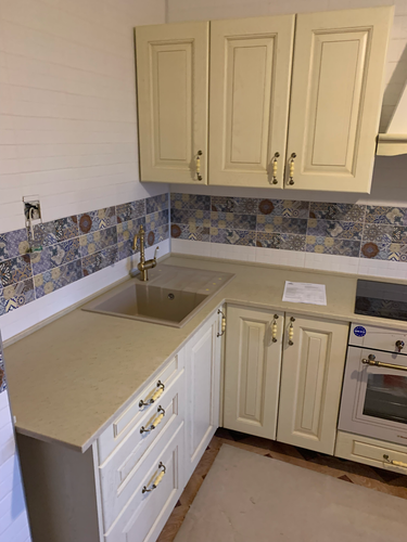 Установлена новая поверхность из искусственного камня, аккуратно подогнана под размеры кухни, интегрирована мойка, завершены работы по монтажу, стыки обработаны, поверхность выровнена.