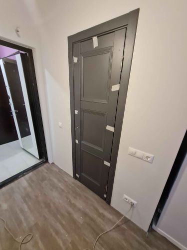 Установлены дополнительные элементы на дверной проем, обеспечивающие завершенный вид и гармонию с интерьером. Все детали подогнаны точно, крепления надежны, поверхность аккуратно обработана.