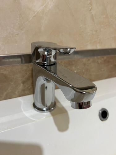 Установлено новое устройство для подачи воды, заменены старые элементы, проверена герметичность соединений, произведена настройка для оптимальной работы, обеспечена надежная фиксация.