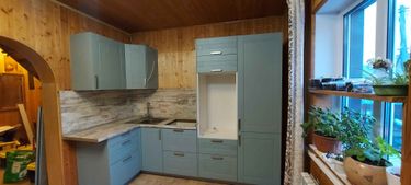 Установлены новые трубы для подачи воды, подключены смеситель и мойка. Проведены работы по герметизации соединений, проверена система на утечки. Завершена установка кухонного оборудования.