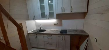 Установлены шкафы, закреплены ручки, смонтирована столешница, подключена мойка, встроена варочная панель, выполнено освещение, подключены розетки. Завершён монтаж кухни в интерьере.