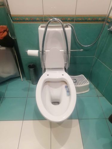 Установлен новый унитаз, подключен слив, закреплено сиденье, проверена герметичность соединений, отрегулирован бачок, очищена поверхность, проверена функциональность.