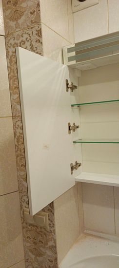 Монтаж зеркального шкафа с подсветкой
