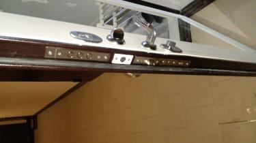 Установлен современный замок на дверь. Проведены работы по монтажу, подключению и проверке функционирования. Обеспечена надежная фиксация и корректная работа механизма.