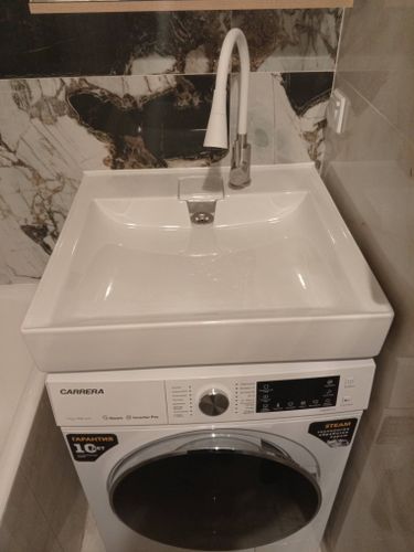 Установлен новый кран на кухонной раковине, подключены водопроводные трубы, проверена герметичность соединений, устранены протечки, обеспечена стабильная подача воды.