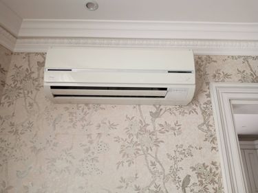 Проведена очистка фильтров, устранение пыли с внутренних элементов, дезинфекция системы, проверка дренажа, восстановление работоспособности, улучшение циркуляции воздуха.