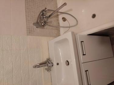 Установлен новый кран на раковину, подключены водопроводные трубы, проверена герметичность соединений, обеспечена надежная фиксация конструкции, выполнена проверка работы.