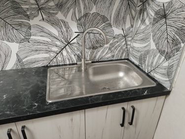 Установка мойки врезной со смесителем Отверстие под мойку/варочную панель в ДСП/массиве Установка столешницы ДСП