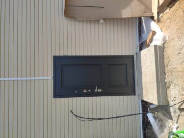 Установлена металлическая дверь, закреплена в проеме, отрегулированы петли, проверена работа замка. Завершены отделочные работы вокруг конструкции, обеспечена надежная фиксация и герметизация.