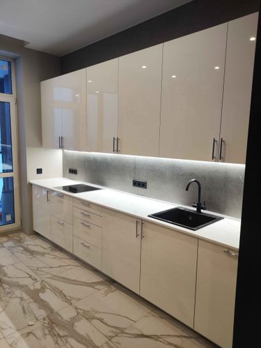 Установлена гладкая поверхность из искусственного камня, идеально подогнанная под кухонные шкафы. Вырезаны отверстия для мойки и варочной панели, выполнена герметизация швов.