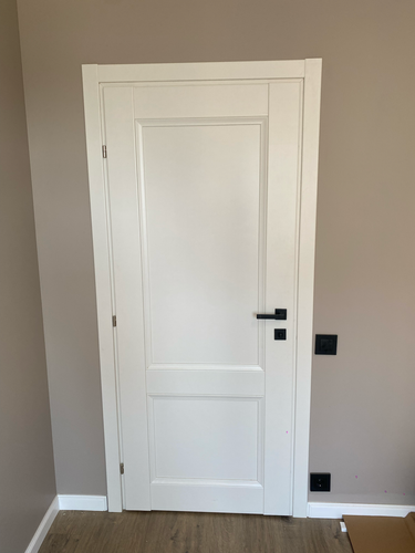 Установлена новая створка, закреплены петли, врезана ручка, отрегулированы зазоры, проверена плавность закрытия, закреплён наличник, обеспечена звукоизоляция, завершены отделочные работы.