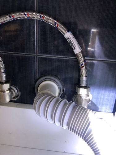 Установлен новый смеситель, подключены гибкие шланги, проверена герметичность соединений, заменены уплотнители, устранены протечки, обеспечена надежная фиксация на стене.