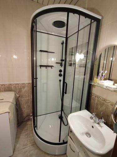 Установлена современная душевая кабина, заменены сантехнические коммуникации, обновлено покрытие стен и пола, добавлены функциональные полки и держатели, обеспечена герметичность соединений.