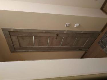 Произведено уменьшение проема, установлена новая дверь, выполнена отделка откосов, обновлены наличники, улучшена звукоизоляция, покраска стен завершена, фурнитура заменена.