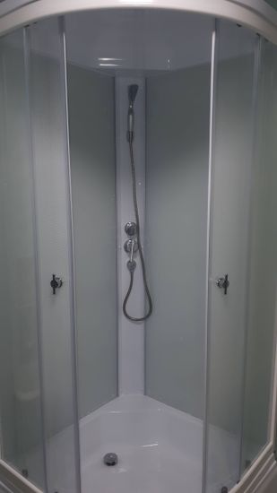 Демонтаж старой конструкции, установка новой кабины, подключение сантехники, герметизация швов, проверка функциональности, настройка дверей, монтаж смесителя, завершение отделки.