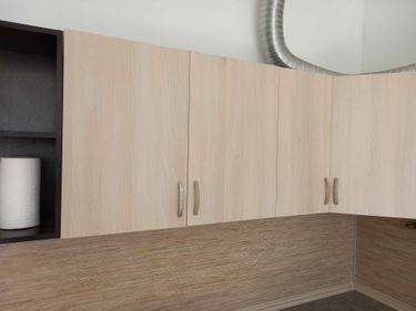 Шкафы отремонтированы: заменены петли, обновлены ручки, отрегулированы дверцы. Поверхности очищены, устранены царапины. Углы укреплены, обеспечена надежная фиксация.