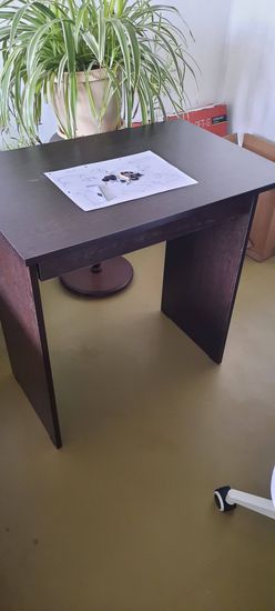 Установлена полка: выполнены замеры, просверлены отверстия, закреплены крепежи, проверена надежность. Работа завершена аккуратно и качественно.