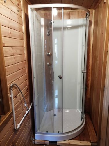 Установлена новая душевая конструкция: закреплены стеклянные панели, подключены водопроводные трубы, смонтирован поддон, проверена герметичность соединений, отрегулированы дверцы.