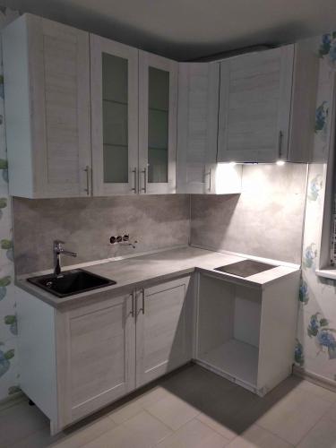 Установлена кухонная поверхность с вырезами под мойку и плиту. Все элементы подогнаны точно, края обработаны, обеспечивая аккуратный внешний вид и функциональность.