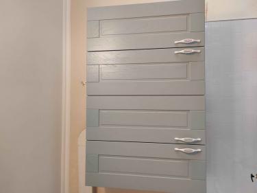 Удалены навесные шкафы, сняты дверцы, демонтированы крепления. Отключены коммуникации, убран фартук, разобраны полки. Освобождена поверхность, убраны элементы.