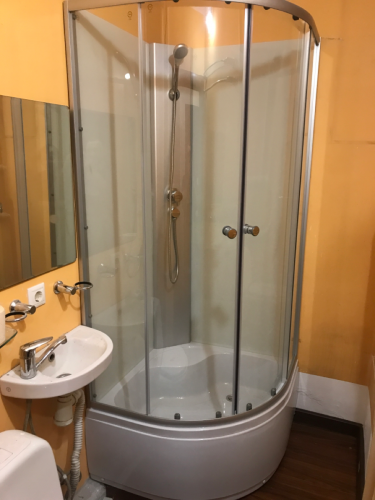 Заменен водонапорный кран на стояке: старый демонтирован, установлен новый, проверена герметичность соединений, восстановлено водоснабжение, проведена очистка рабочей зоны.