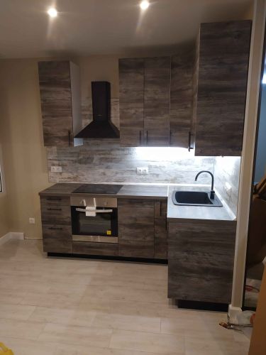 Выполнена установка новых кухонных фасадов. Все элементы аккуратно подогнаны, обеспечивая современный внешний вид и функциональность. Завершено оформление рабочей зоны с учетом стиля и удобства.