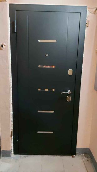 Установлена новая пластиковая дверь, выполнена регулировка фурнитуры, обеспечена герметичность, проверена функциональность замка, произведена отделка откосов, устранены зазоры.