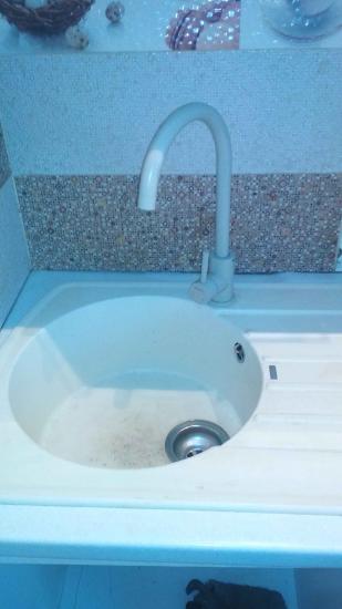 Установлен новый кран, демонтирован старый, подключены шланги, проверена герметичность соединений, отрегулирован напор воды, очищено рабочее место.