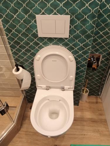 Устранена протечка в туалете, заменены неисправные детали, восстановлена герметичность, обеспечена нормальная работа системы слива. Все элементы проверены и функционируют корректно.