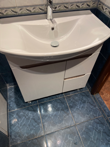 Изображение демонстрирует установленный новый смеситель на раковине. Работа завершена, сантехника подключена, все элементы надежно закреплены, поверхность чистая, без следов установки.