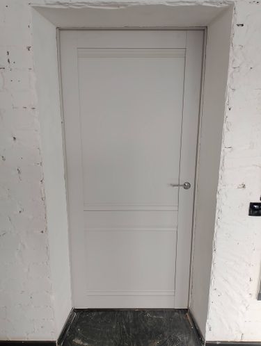 Установлена новая деревянная створка, закреплена в проеме, отрегулирована фурнитура, проверена плавность открывания, завершены отделочные работы вокруг конструкции.