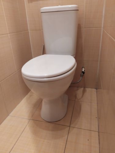 Завершена замена сливного механизма, устранены протечки, обновлены крепления, проверена герметичность соединений, проведена регулировка бачка, произведена чистка поверхности.