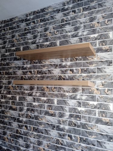 Установлены две деревянные полки на стену с декоративной плиткой. Закреплены надежно, ровно, без видимых креплений. Работа выполнена аккуратно, с учетом эстетики интерьера.