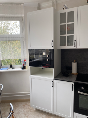 Изготовлены и установлены новые дверцы для кухонных шкафов. Белые панели идеально подогнаны по размеру, оснащены стильными ручками, гармонируют с интерьером, обеспечивая функциональность.