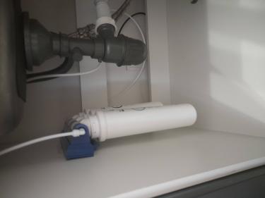 Установка проточного фильтра под мойку
