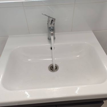 Установлена новая раковина, подключен смеситель, обеспечен водоотвод. Проведены работы по герметизации и закреплению конструкции, проверена функциональность системы.